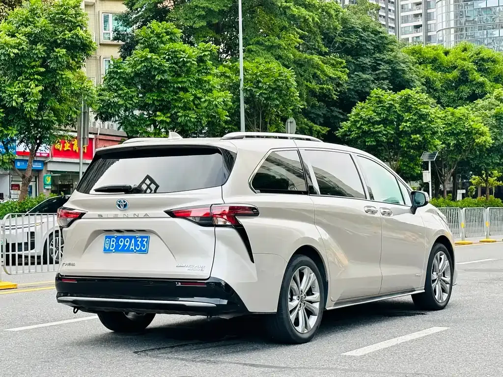 Toyota Sienna — фото 7