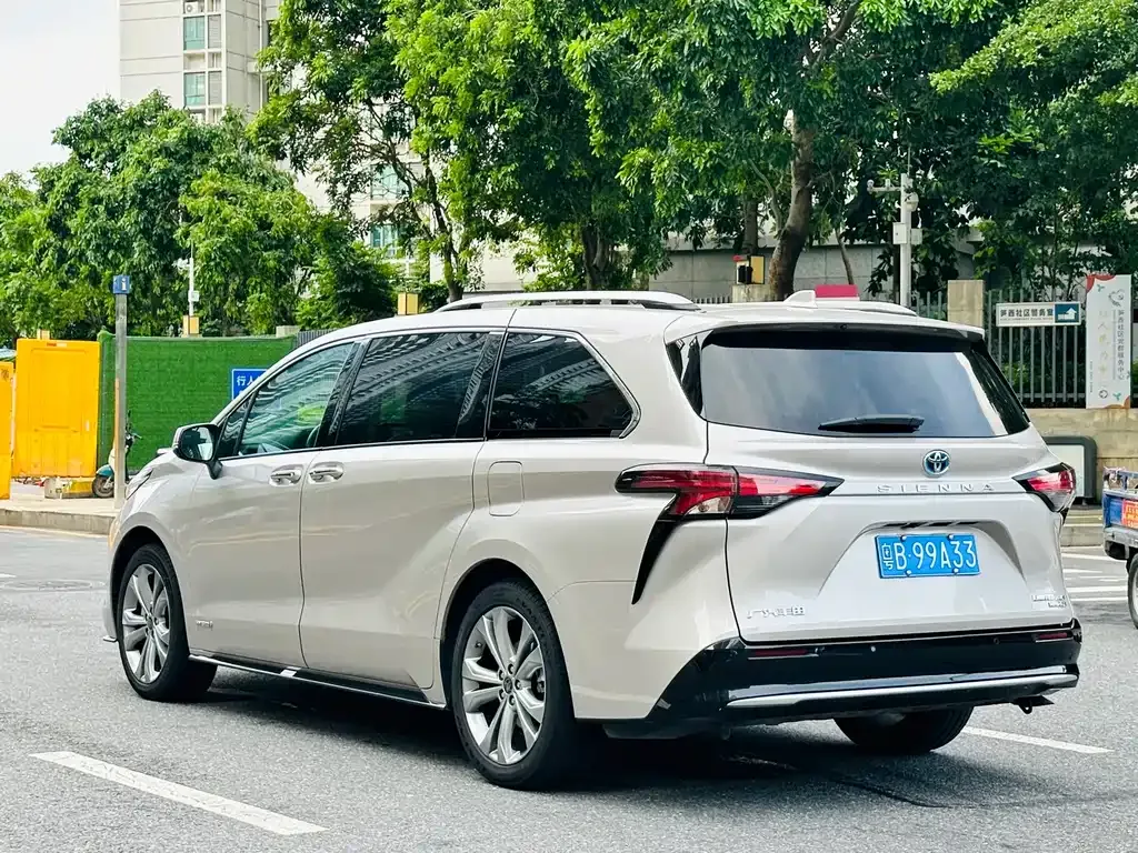 Toyota Sienna — фото 5