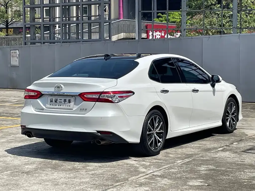 Toyota Camry — фото 10