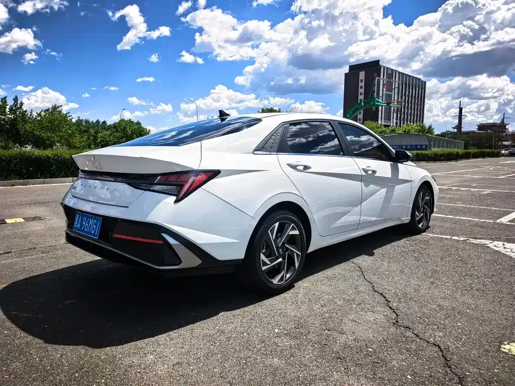 Hyundai Elantra — фото 7