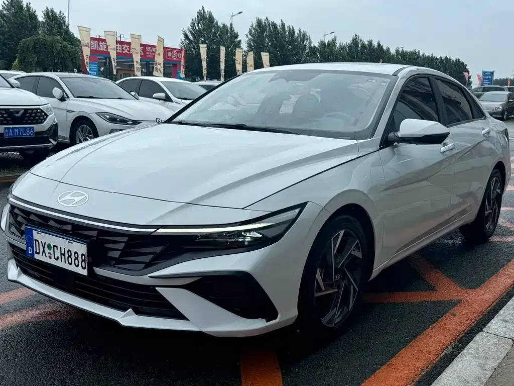 Hyundai Elantra — фото 1