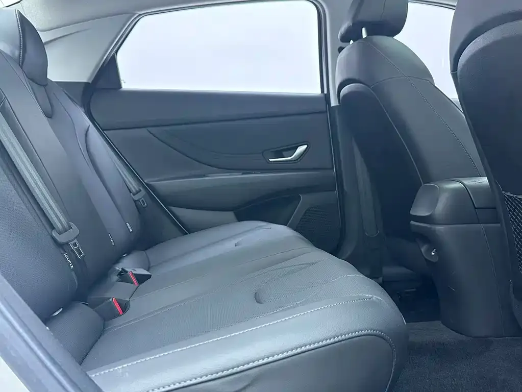 Hyundai Elantra — фото 5