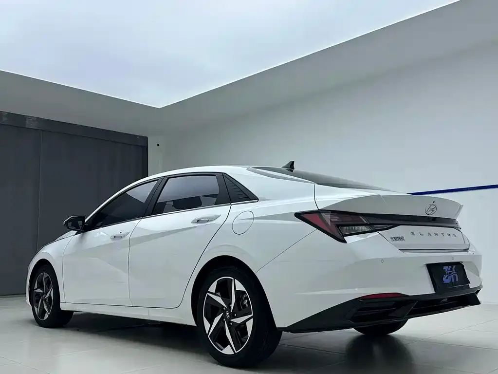 Hyundai Elantra — фото 10