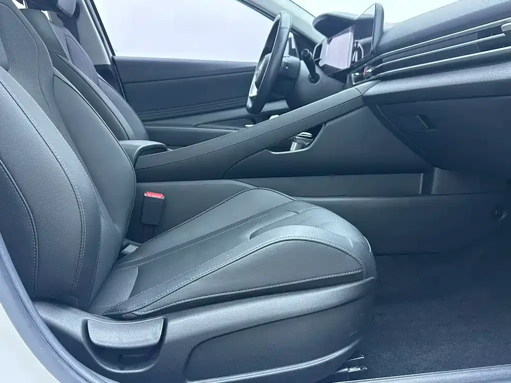 Hyundai Elantra — фото 4