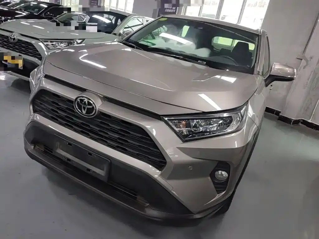Toyota RAV4 — фото 1