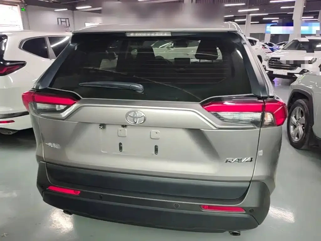 Toyota RAV4 — фото 5