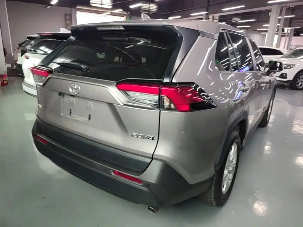 Toyota RAV4 — фото 10