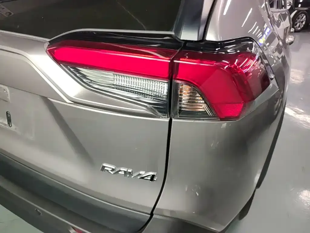 Toyota RAV4 — фото 7