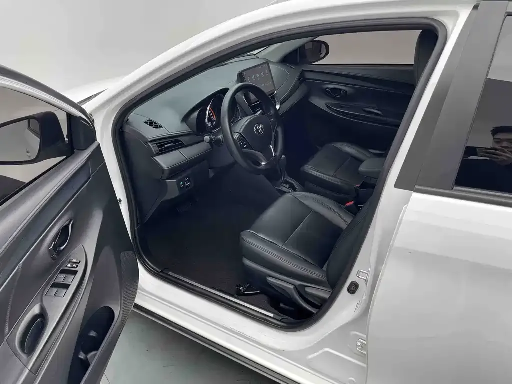 Toyota Yaris L — фото 10