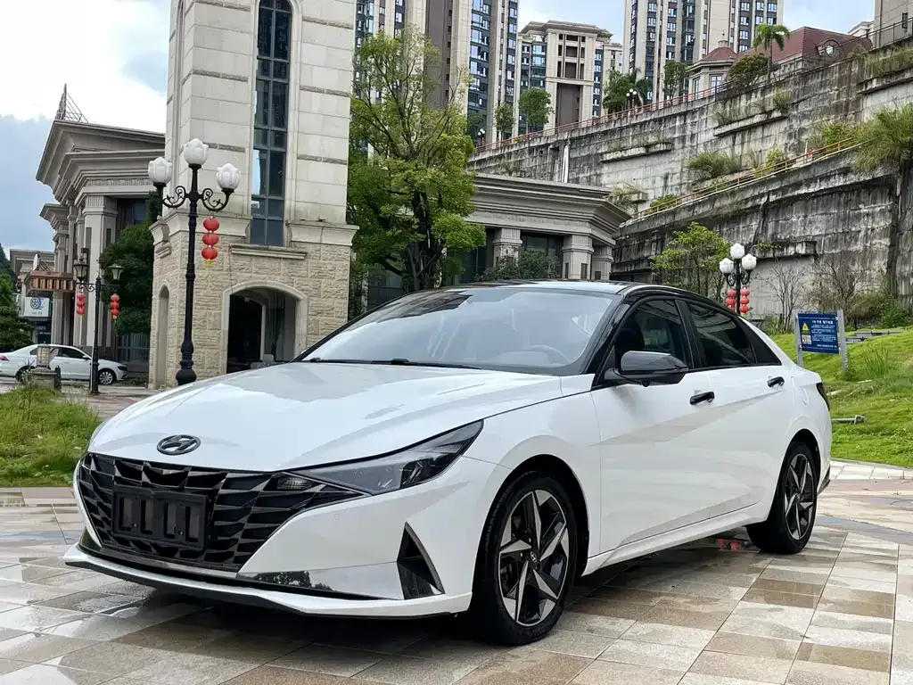 Hyundai Elantra — фото 1