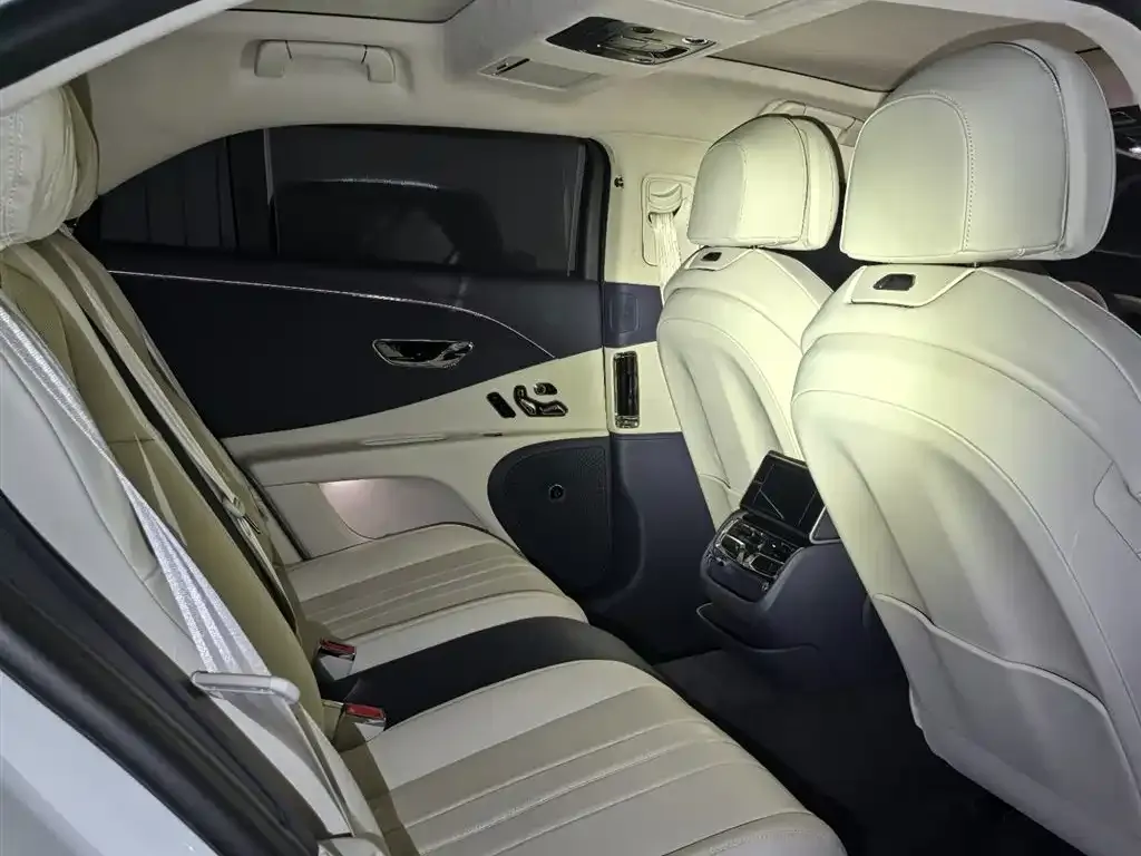 Bentley Flying Spur — фото 3