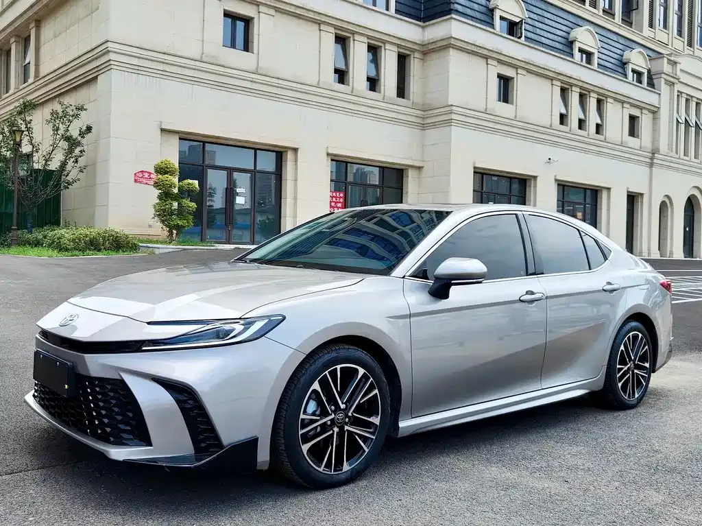 Toyota Camry — фото 1