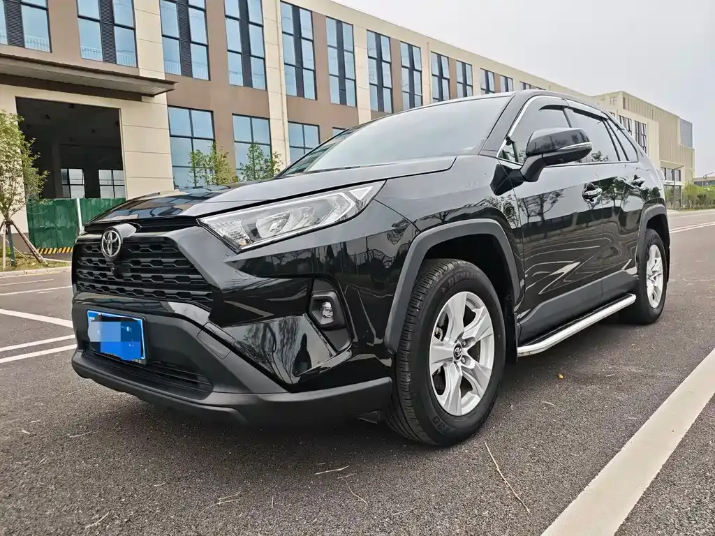 Toyota RAV4 — фото 1
