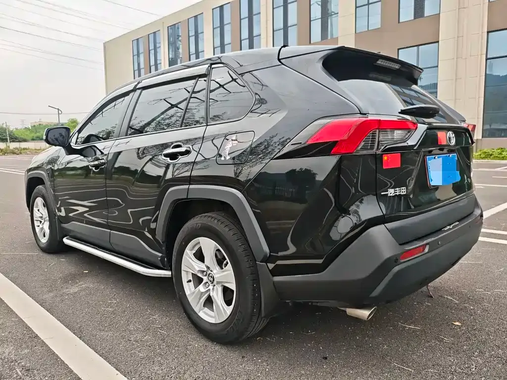 Toyota RAV4 — фото 2