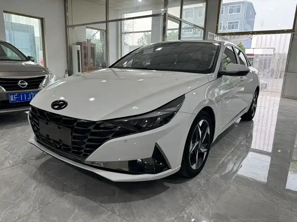 Hyundai Elantra — фото 1