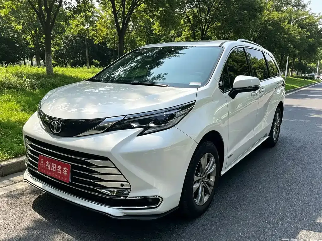 Toyota Sienna — фото 1