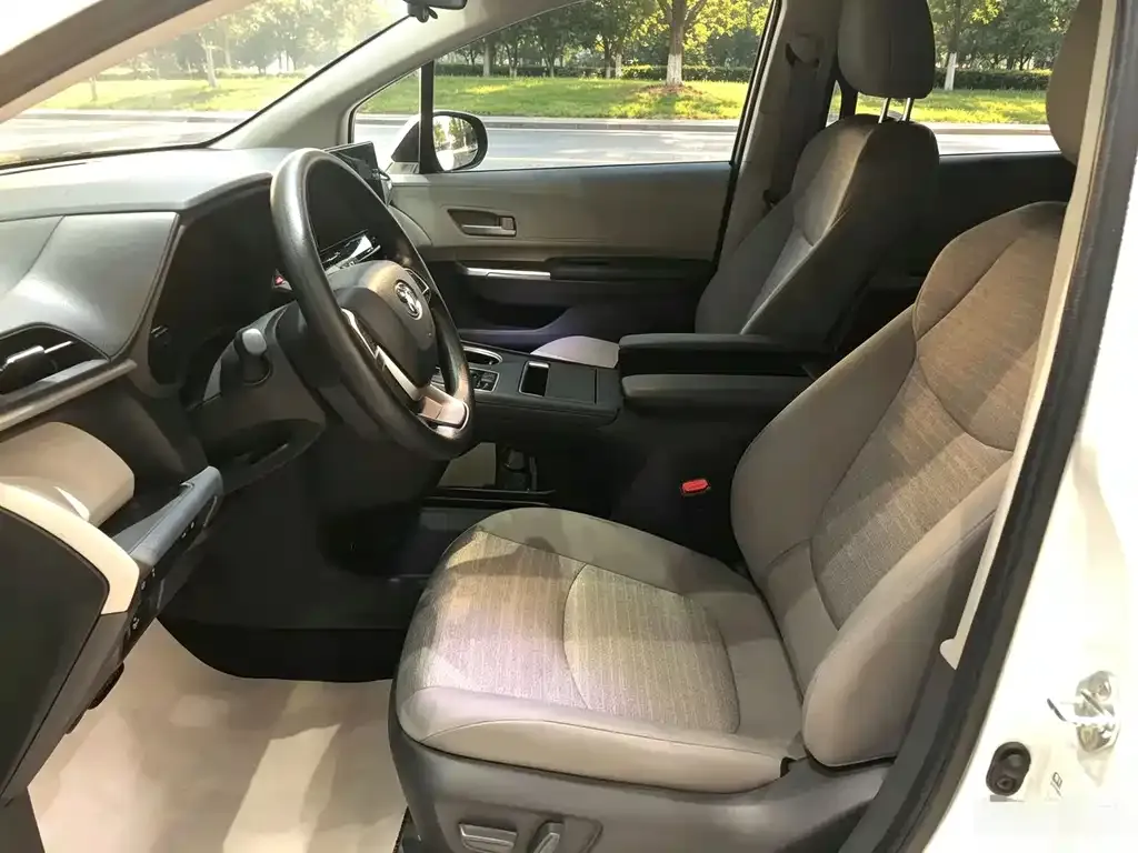 Toyota Sienna — фото 9