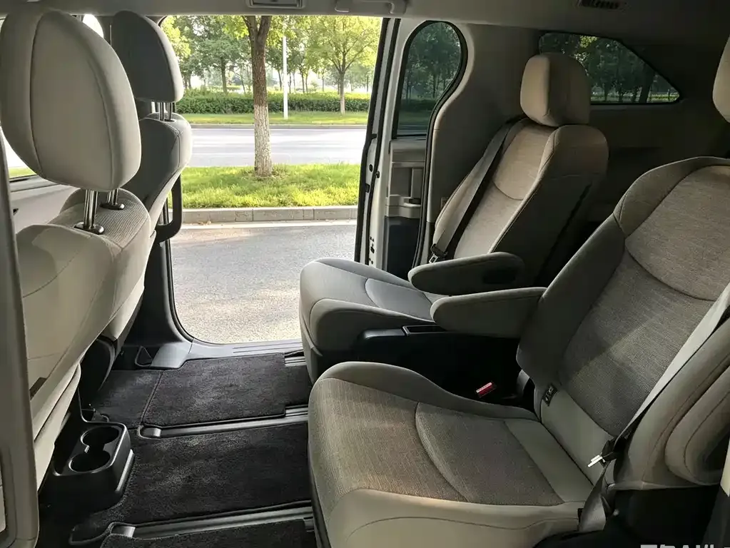 Toyota Sienna — фото 2