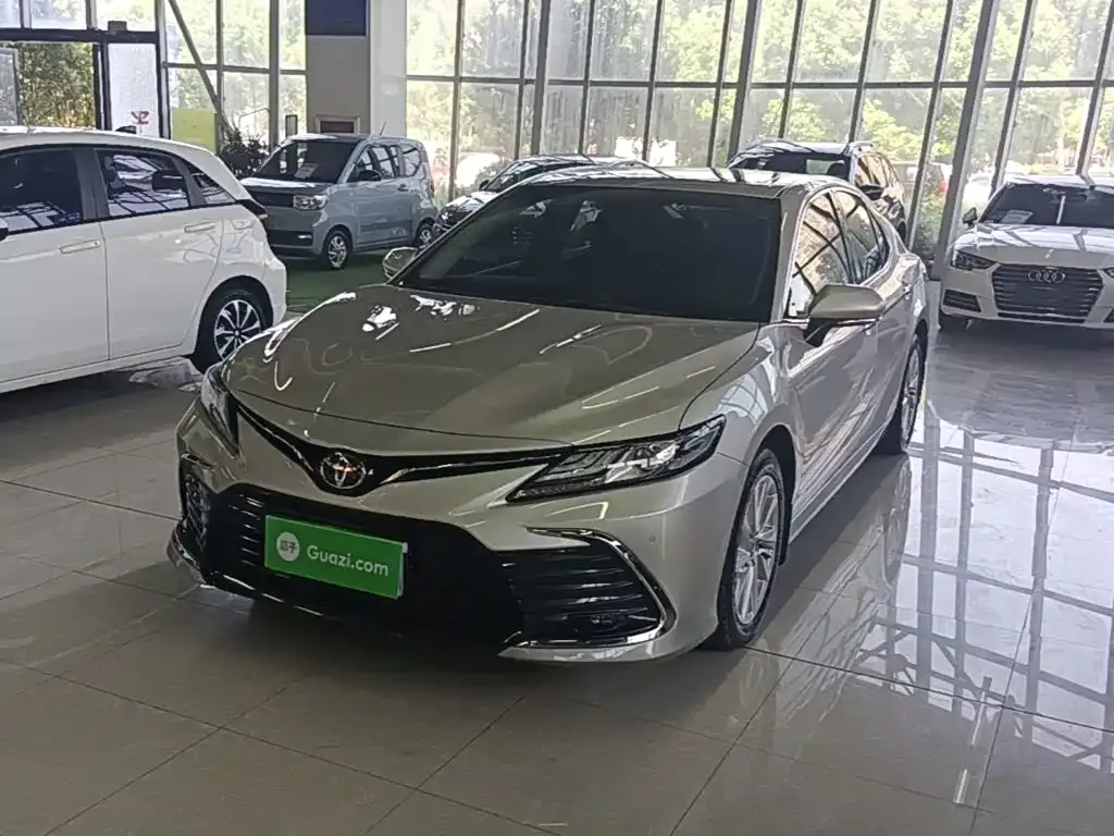 Toyota Camry — фото 1
