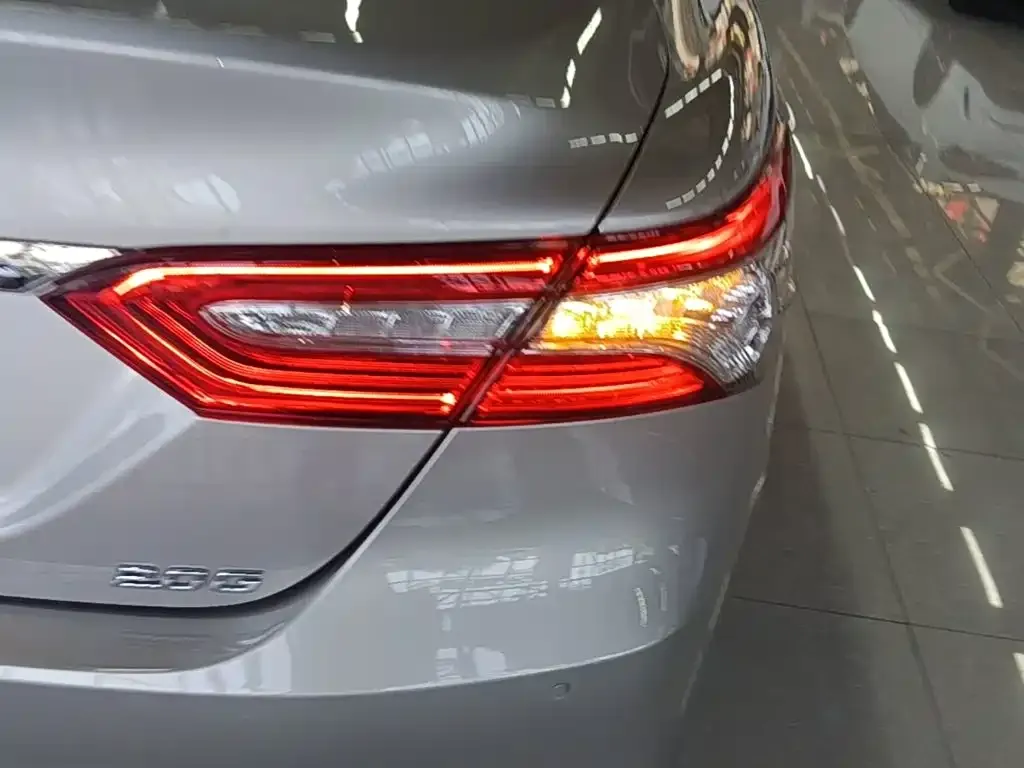 Toyota Camry — фото 2