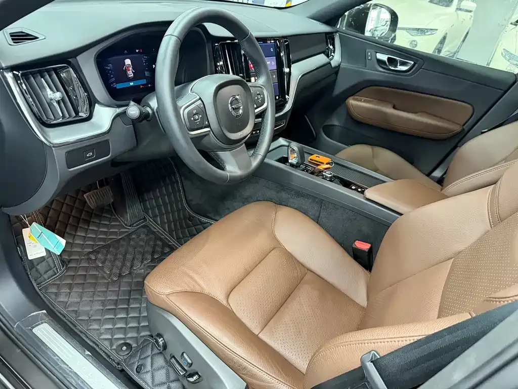 Volvo XC60 — фото 10