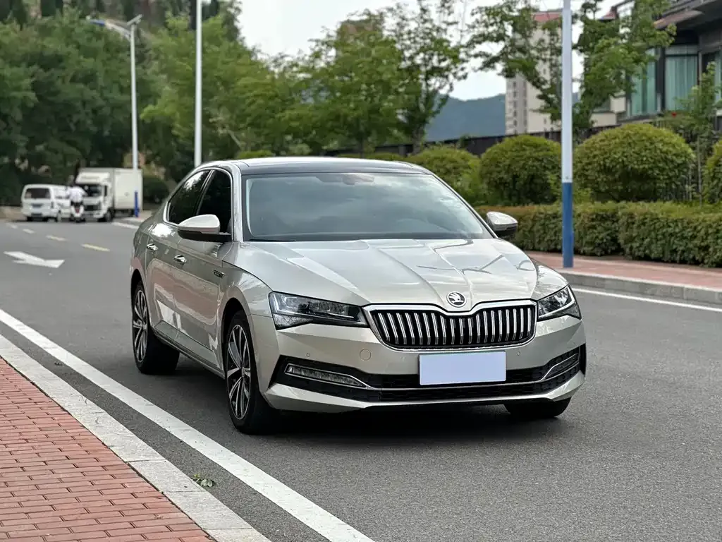 Skoda Superb — фото 9