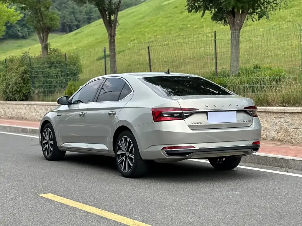 Skoda Superb — фото 10