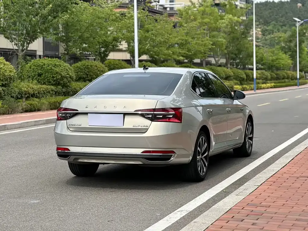 Skoda Superb — фото 5