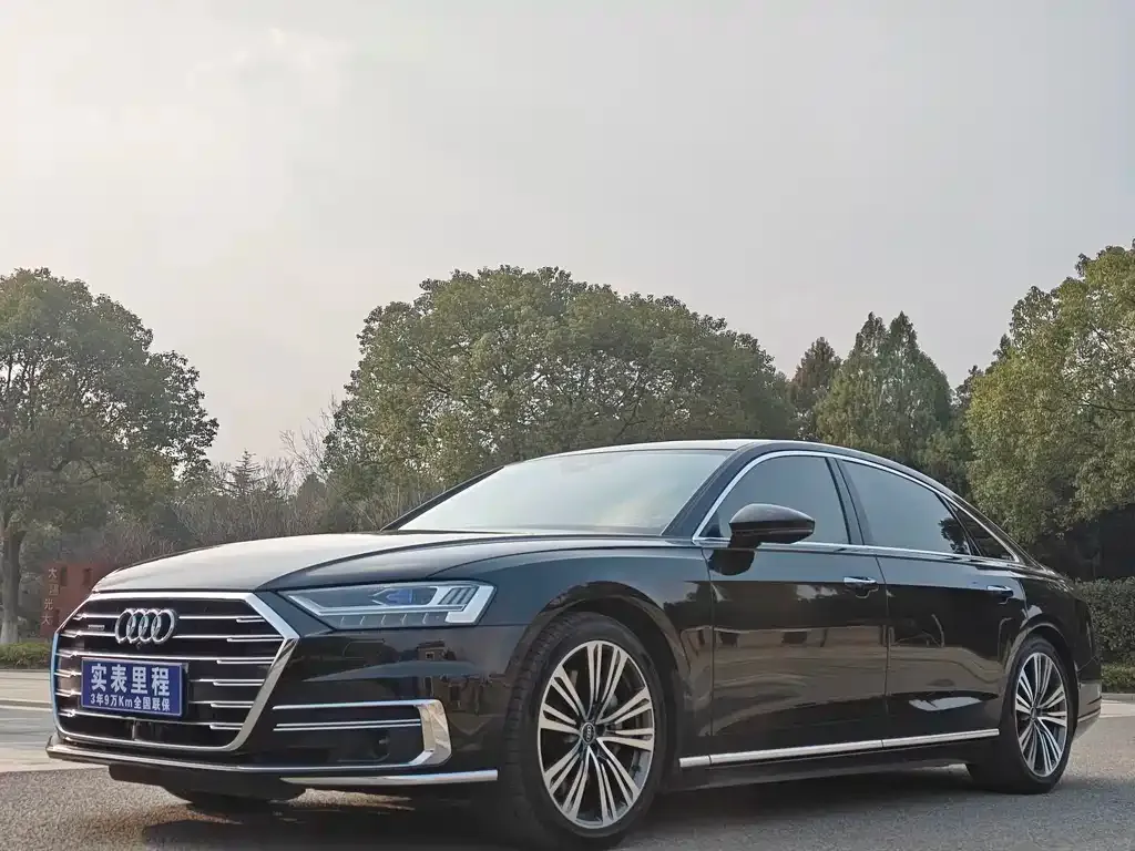 Audi A8 — фото 1