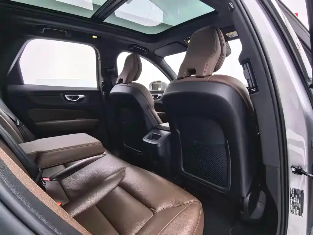 Volvo XC60 — фото 9