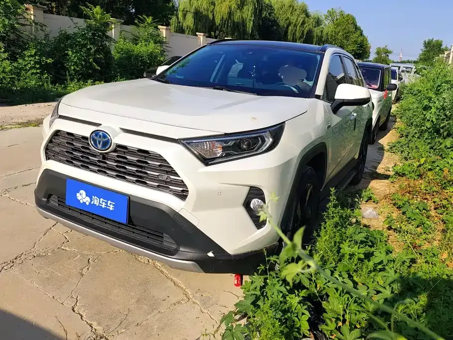 Toyota RAV4 — фото 1