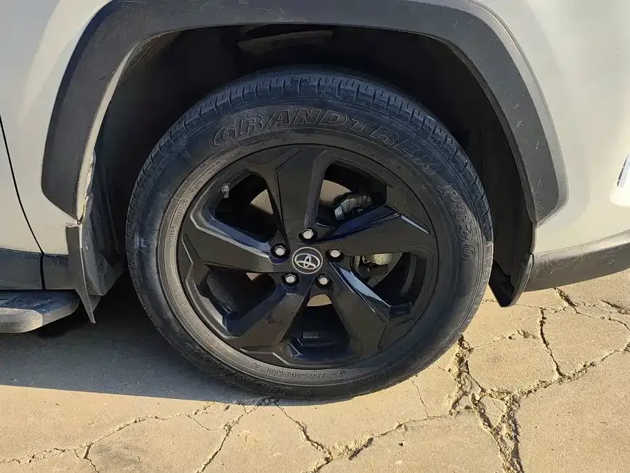 Toyota RAV4 — фото 7