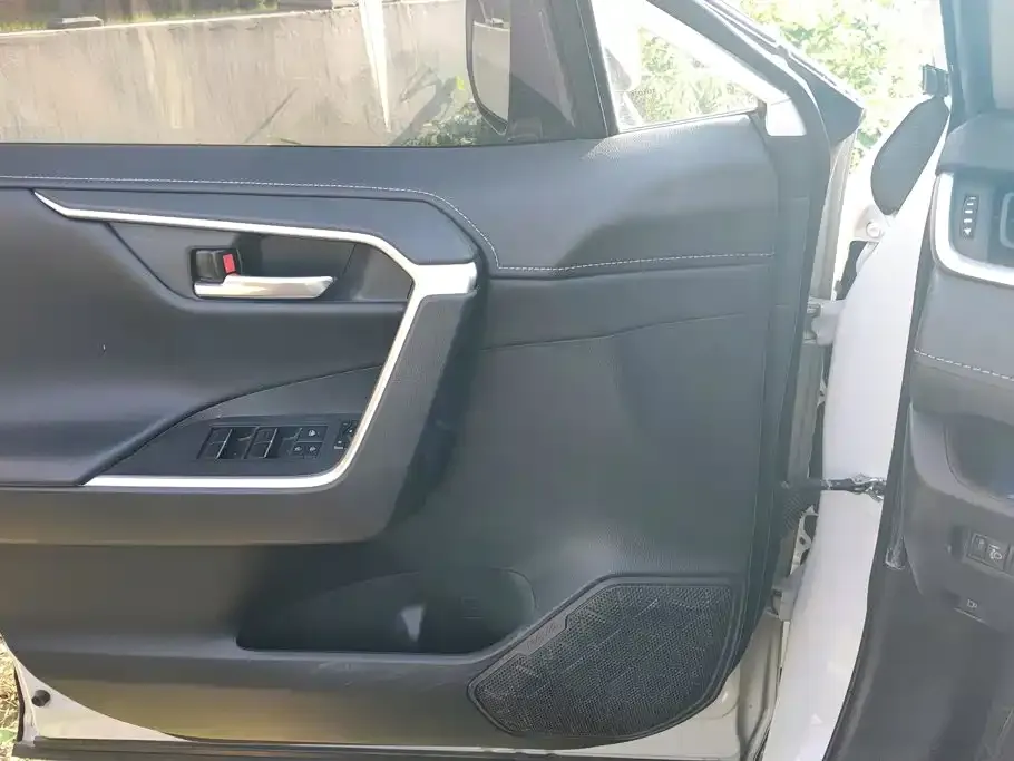 Toyota RAV4 — фото 4