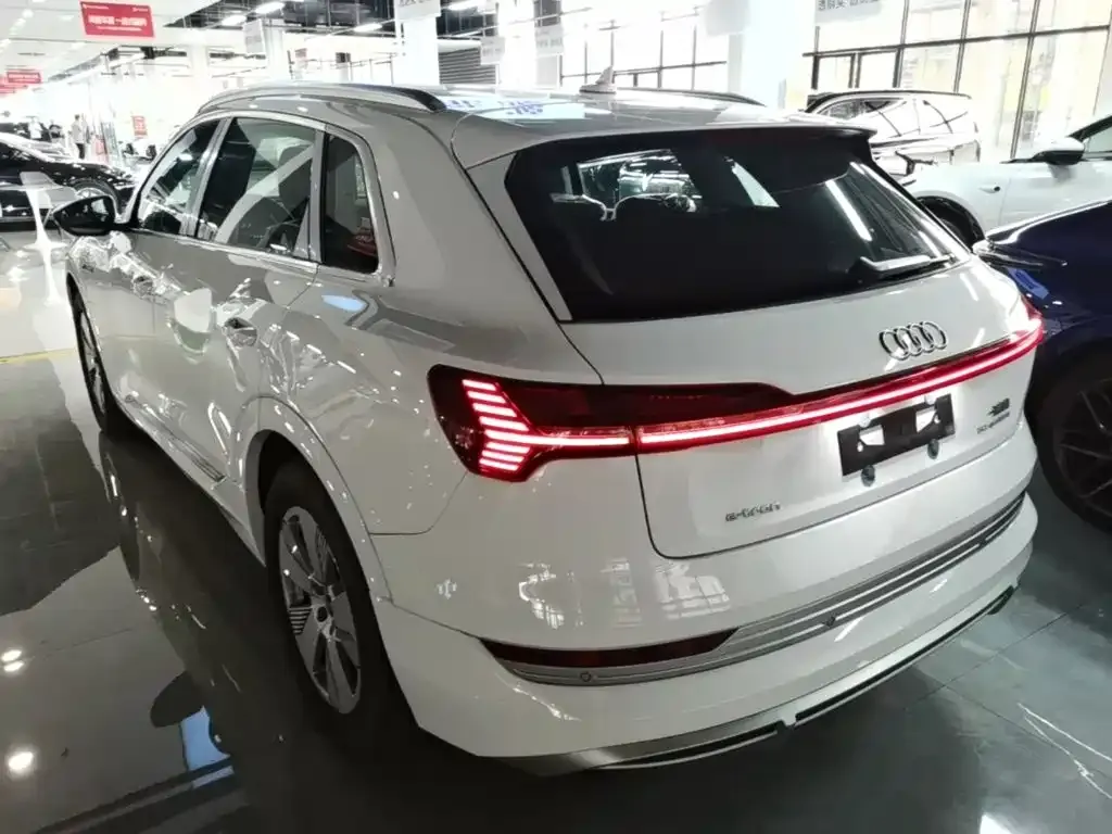 Audi e-tron — фото 10