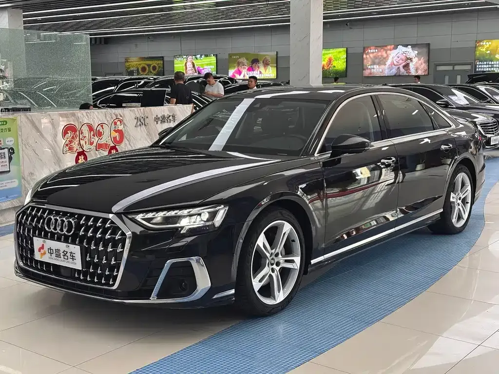Audi A8 — фото 1