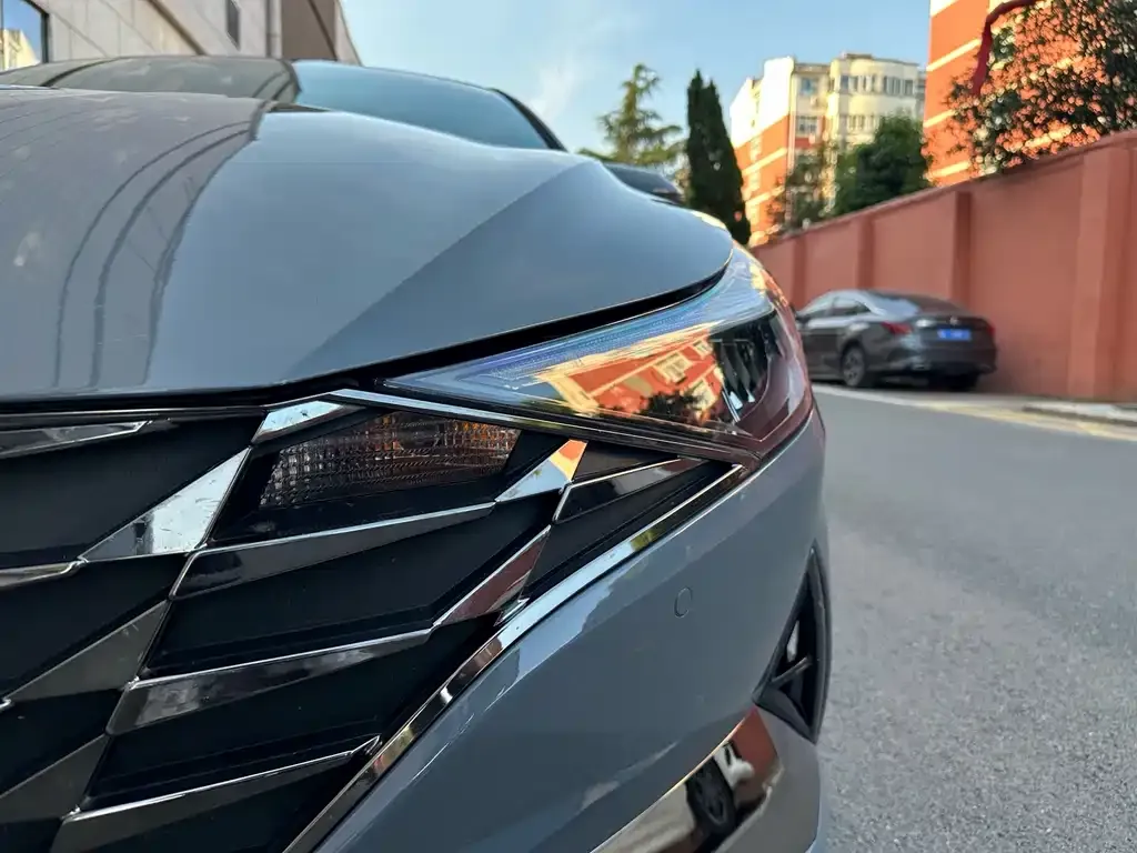 Hyundai Elantra — фото 3