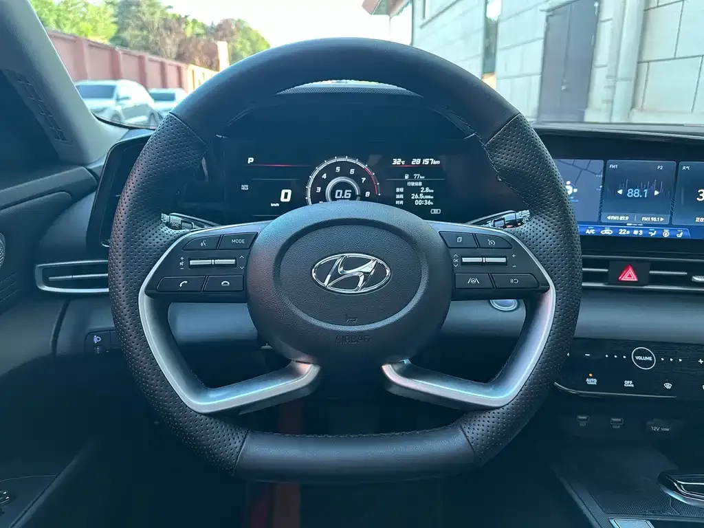Hyundai Elantra — фото 4