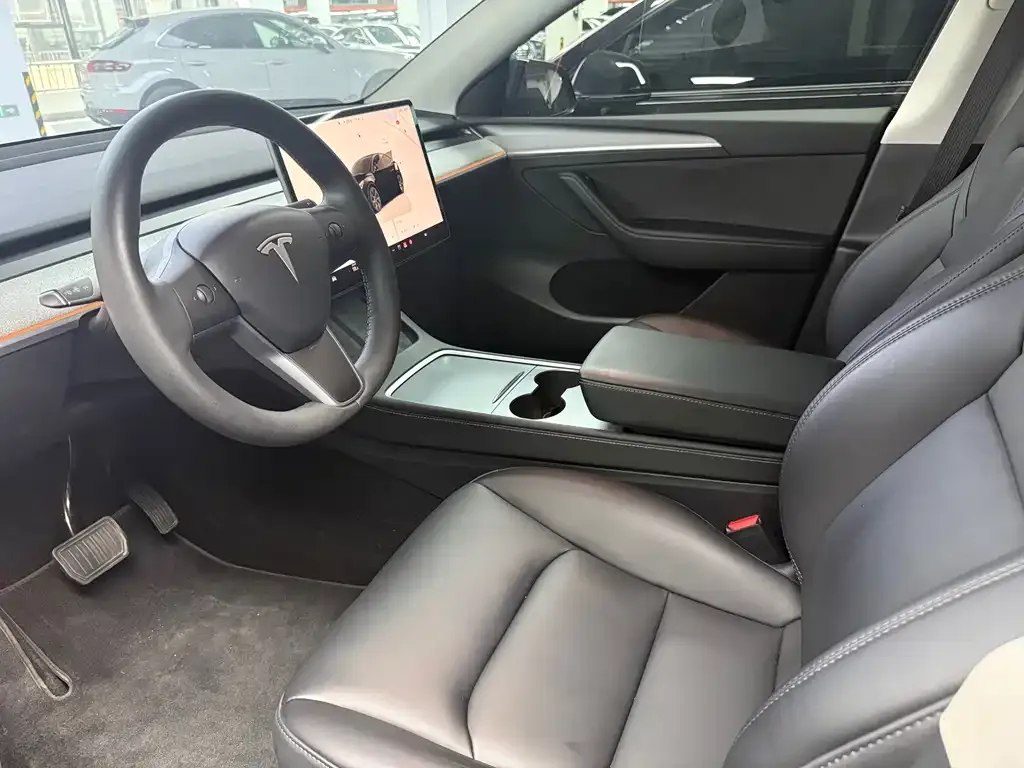 Tesla Model Y — фото 2