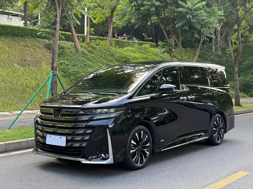 Toyota Vellfire — фото 1
