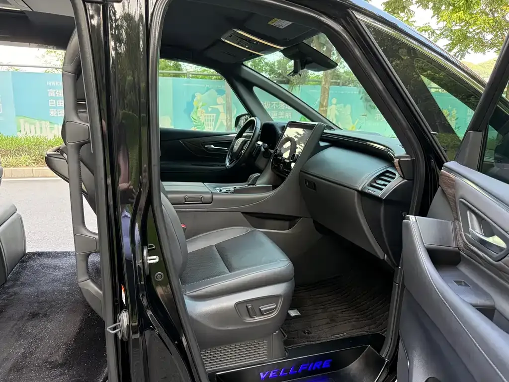 Toyota Vellfire — фото 10
