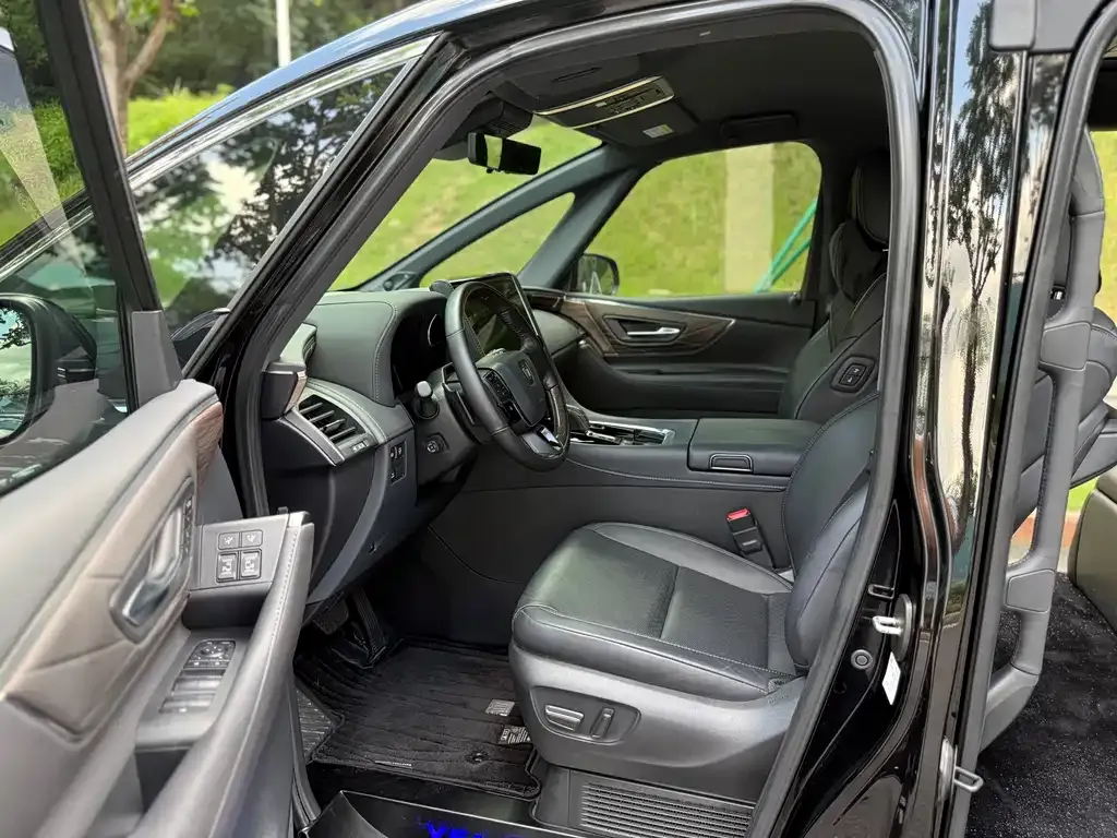 Toyota Vellfire — фото 2