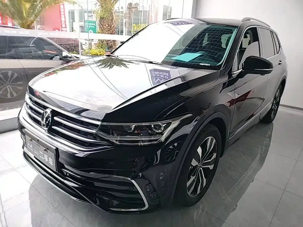 Volkswagen Tiguan L — фото 1