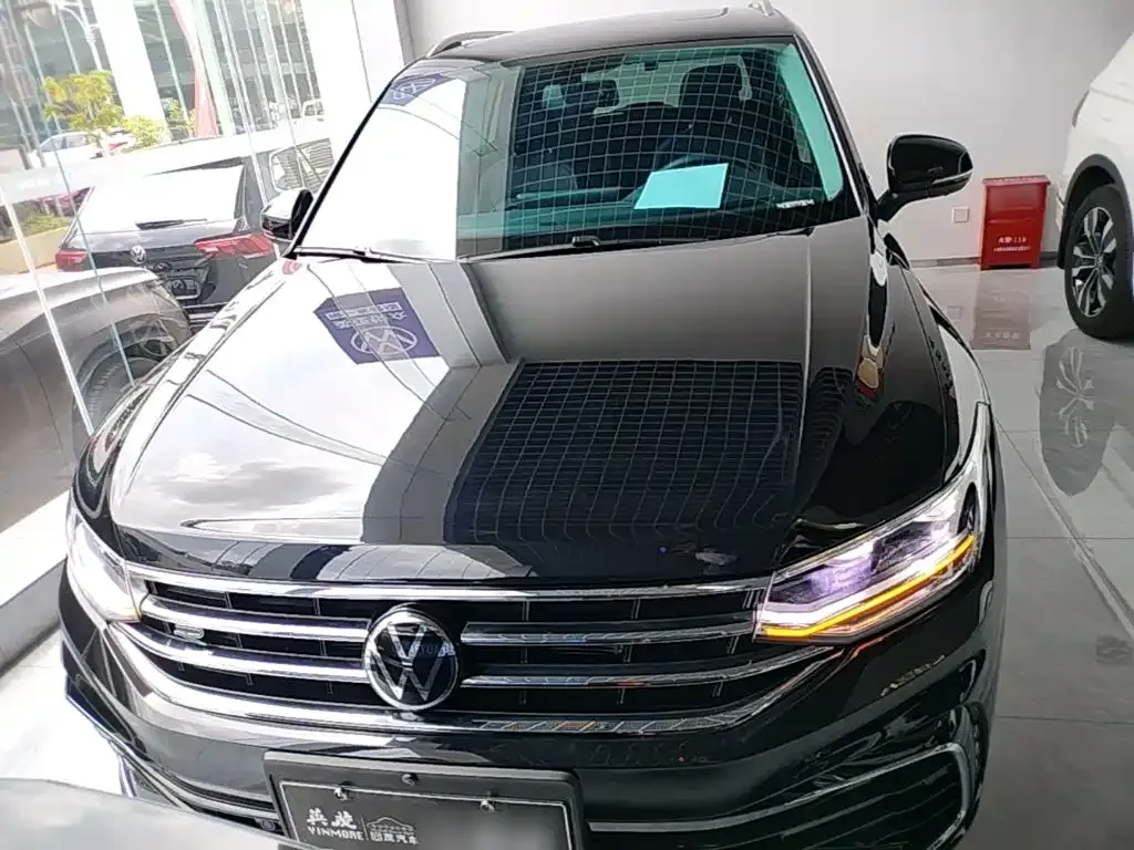 Volkswagen Tiguan L — фото 10