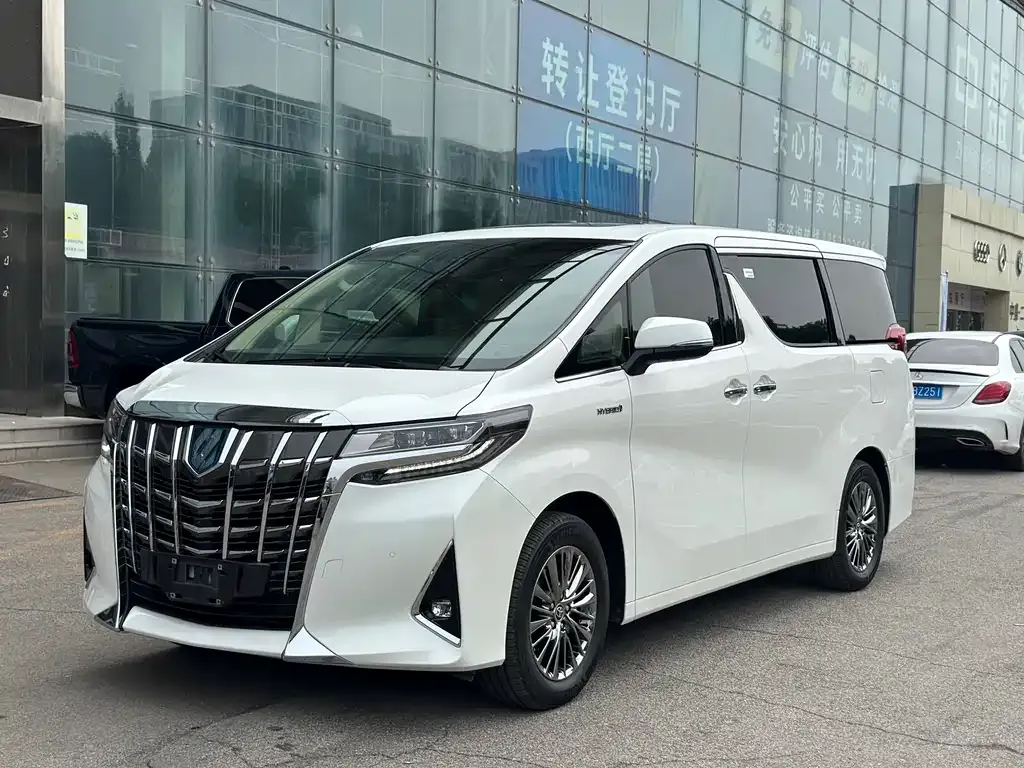 Toyota Alphard — фото 1