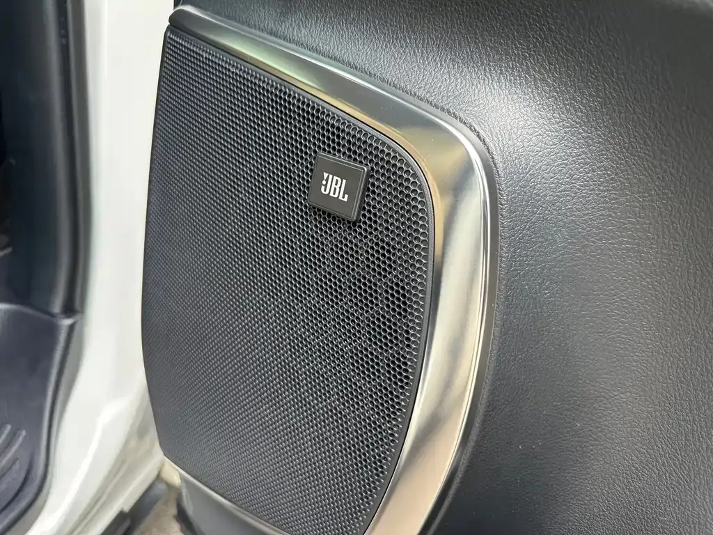 Toyota Alphard — фото 10