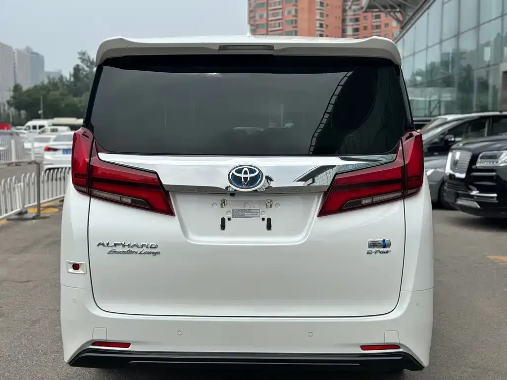 Toyota Alphard — фото 5