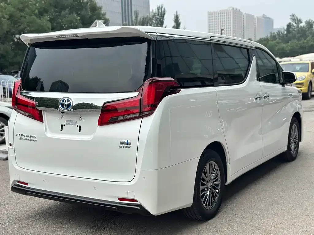 Toyota Alphard — фото 4