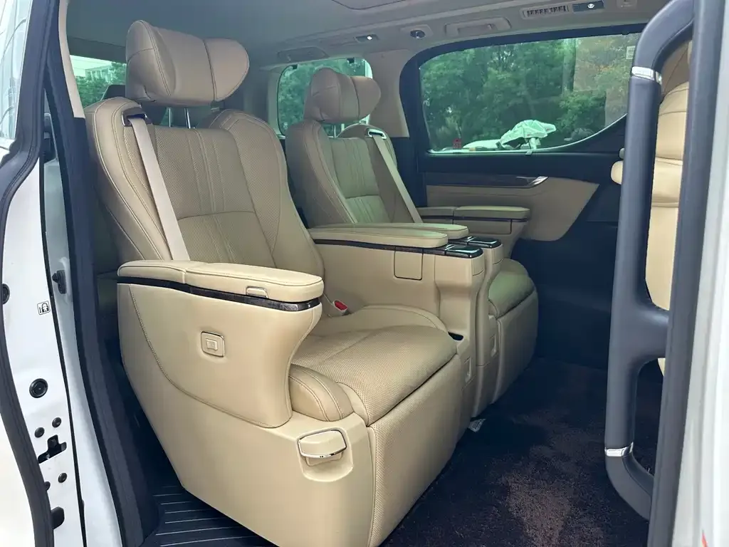 Toyota Alphard — фото 9