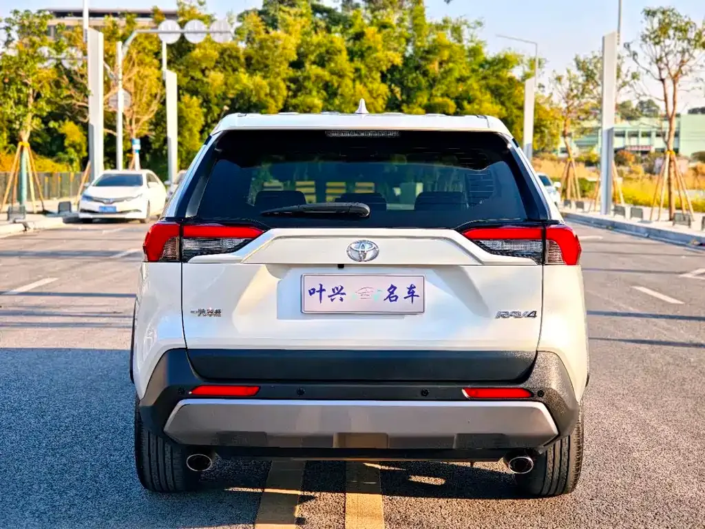 Toyota RAV4 — фото 8