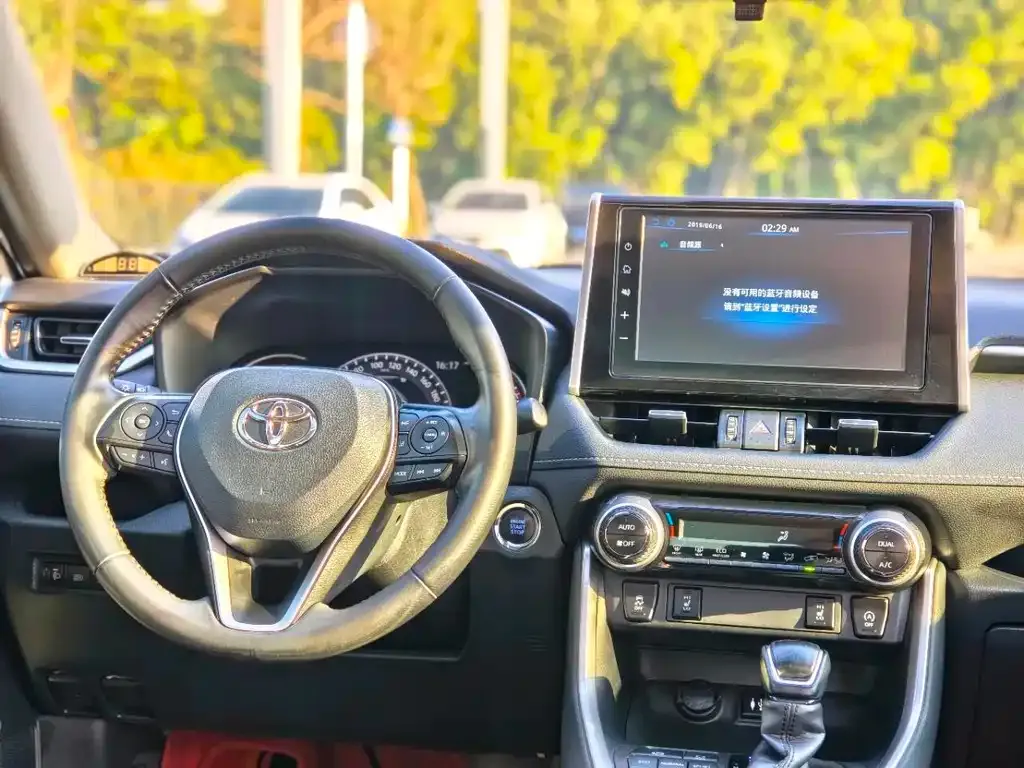 Toyota RAV4 — фото 5